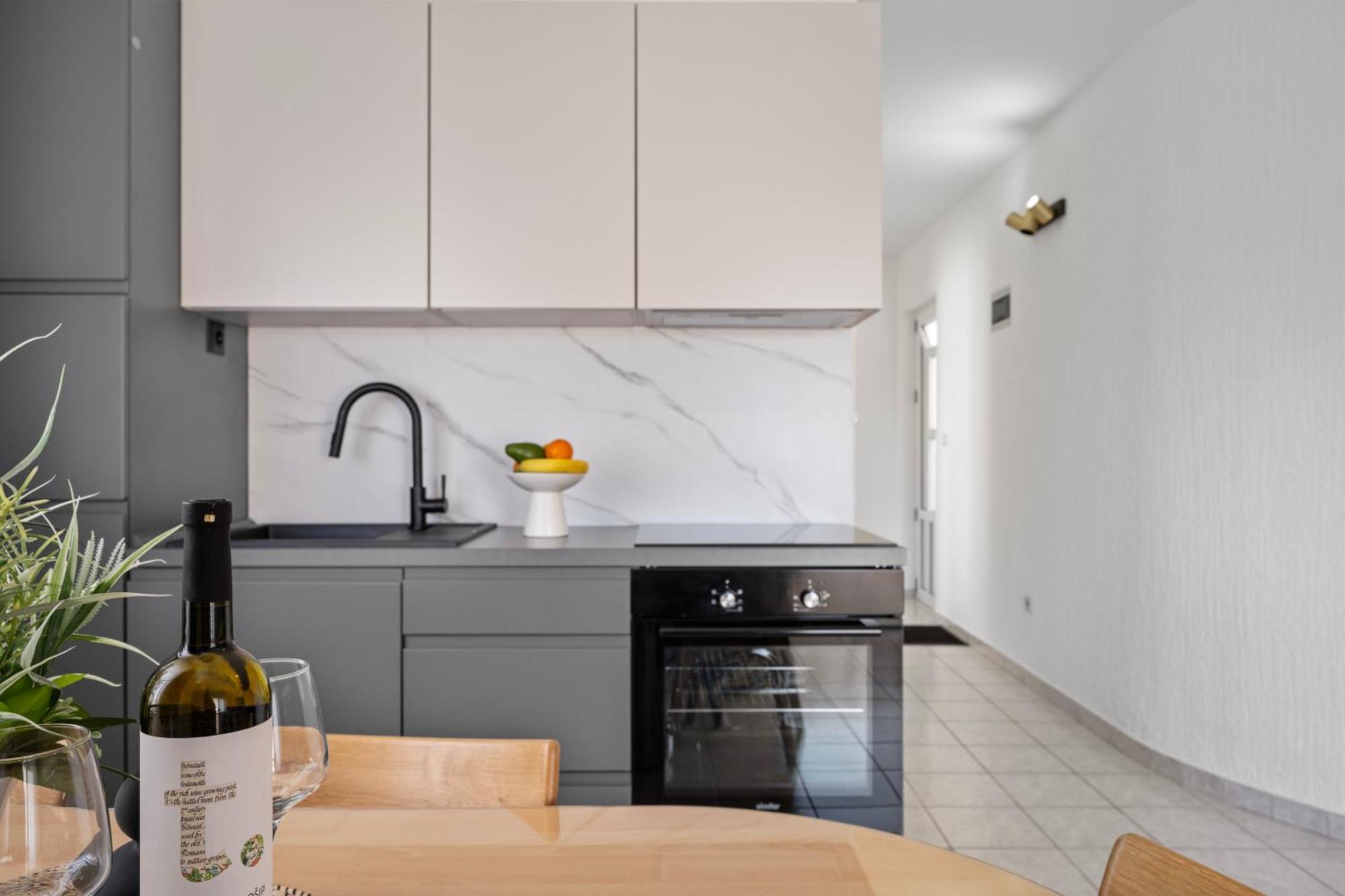 Aquarius Apartments - Beachside With Heated Pool Vodice Zimmer foto