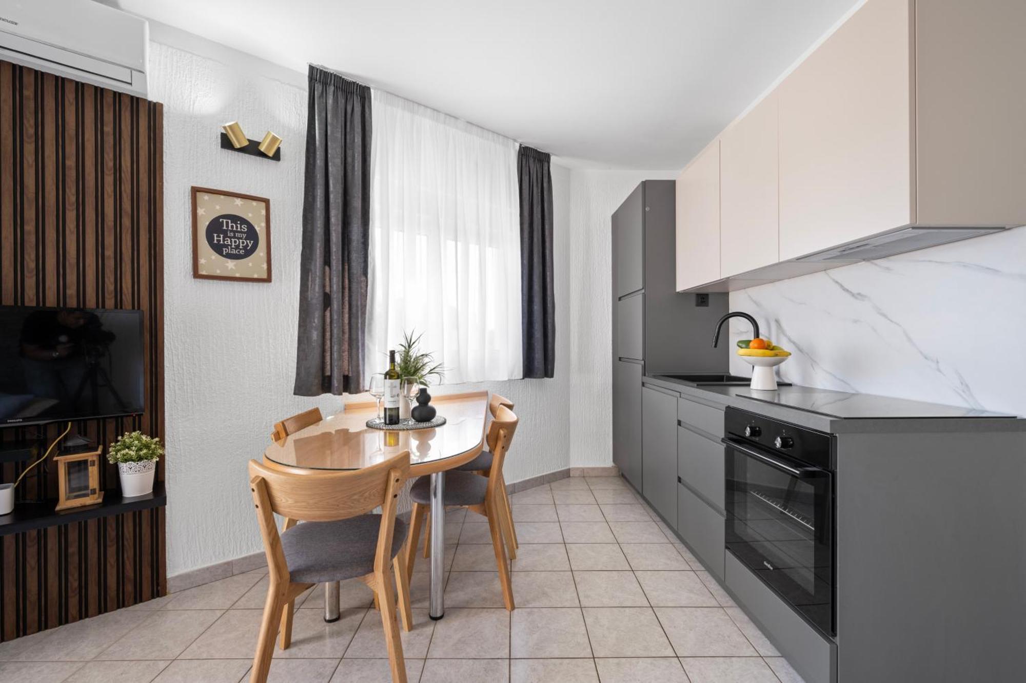 Aquarius Apartments - Beachside With Heated Pool Vodice Zimmer foto