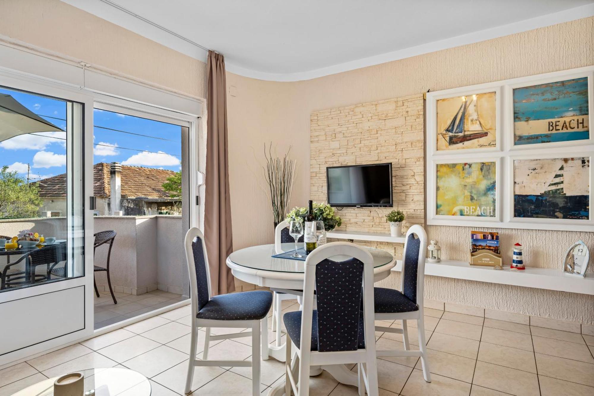 Aquarius Apartments - Beachside With Heated Pool Vodice Zimmer foto