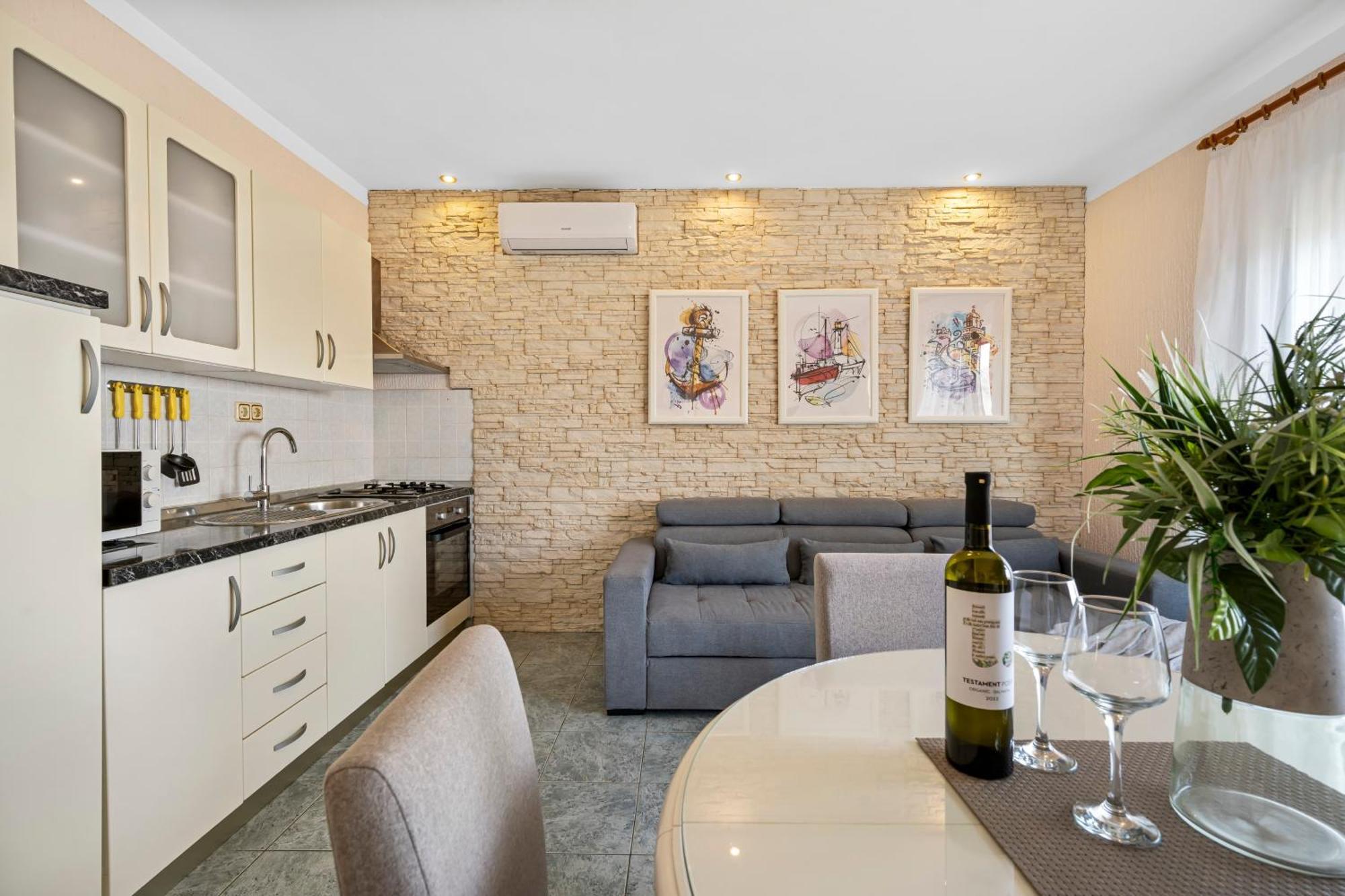 Aquarius Apartments - Beachside With Heated Pool Vodice Zimmer foto