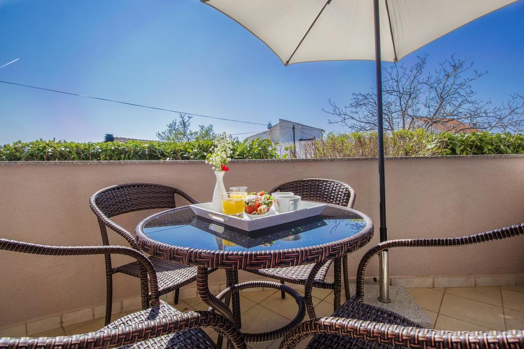 Aquarius Apartments - Beachside With Heated Pool Vodice Exterior foto