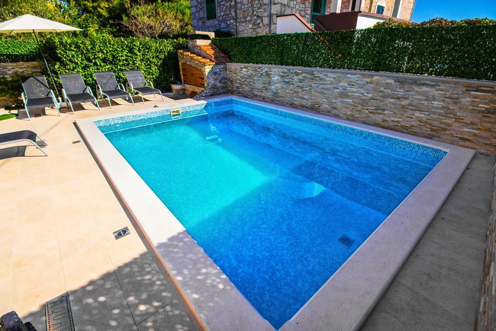 Aquarius Apartments - Beachside With Heated Pool Vodice Exterior foto