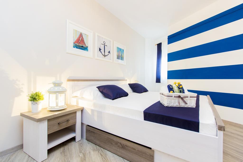 Aquarius Apartments - Beachside With Heated Pool Vodice Exterior foto